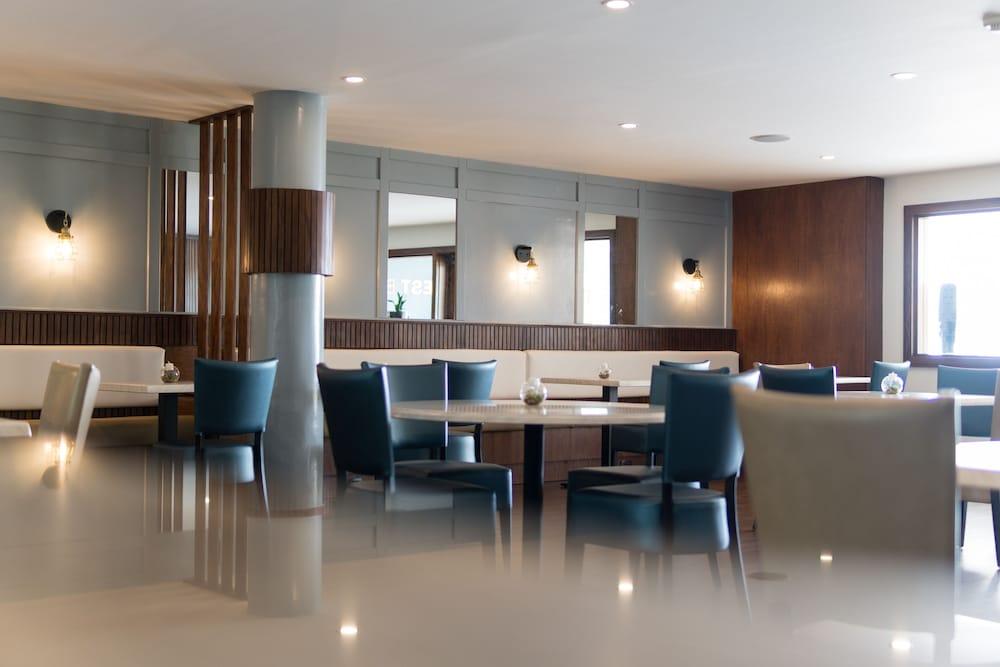 Cara Hotels Trinidad Claxton Bay Bagian luar foto
